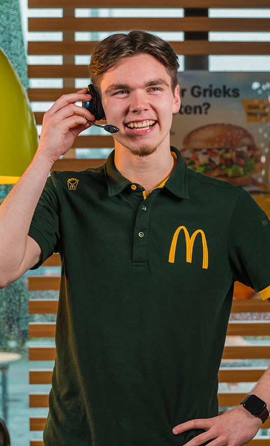 McDonald's medewerker neemt bestelling op in de McDrive via de headset
