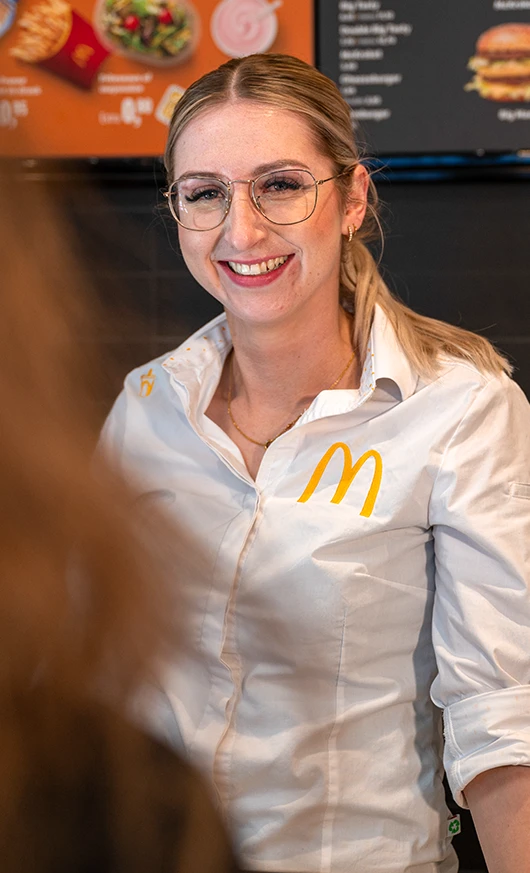 McDonald's medewerker neemt bestelling op aan de kassa